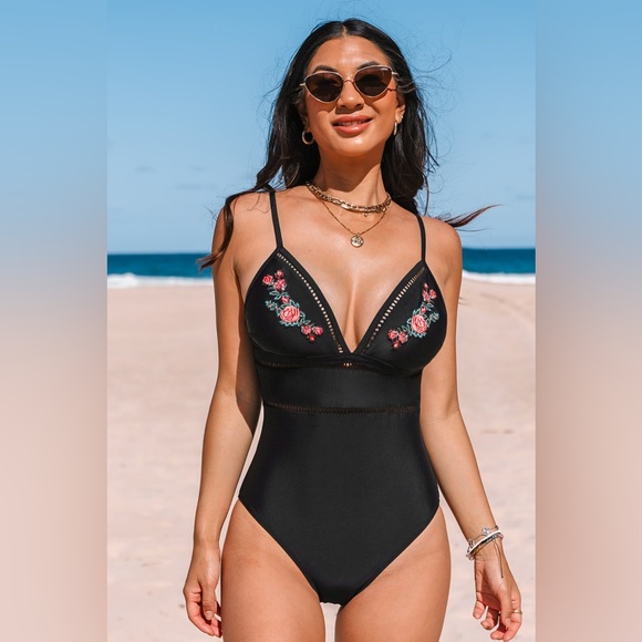 Bathing suits, beach bags & sarongs! - Picture 2 of 2